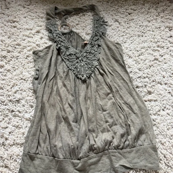 Elegant Gray green bohemian Sleeveless Blouse with Lace Accents - Picture 2 of 5